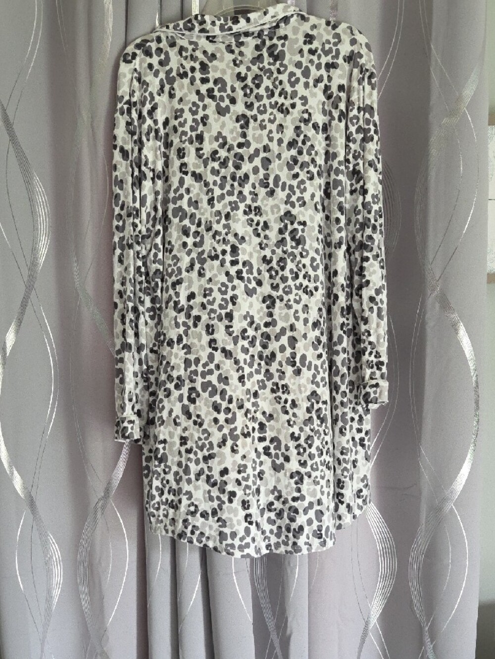 stars above White and Gray Leopard-Print Button Front Pajama Top Large - Picture 6 of 6